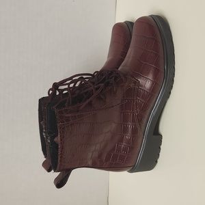 Munro Dark Red Croc-Embossed Finnley Leather Boot Size 6